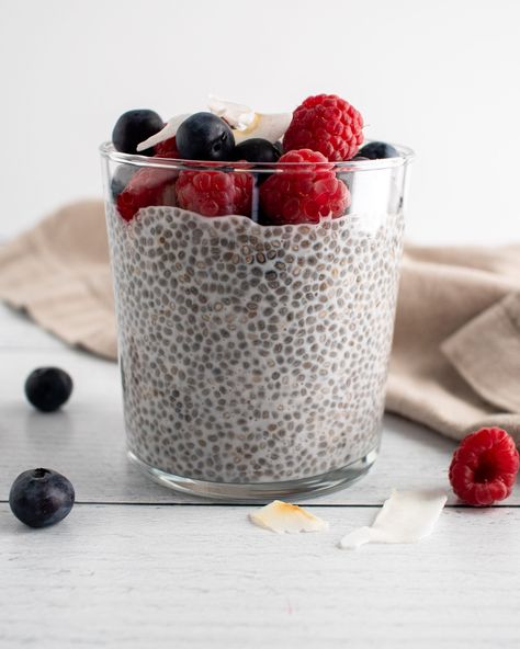 This easy, sweet, and creamy coconut milk chia pudding is a perfect quick and healthy breakfast. It is vegan, paleo, keto, and whole30. Coconut Milk Chia Pudding, Vegan Chia Seed Pudding, Overnight Chia Pudding, Vanilla Chia Pudding, Keto Chia Pudding, Chia Pudding Recipe, Chia Seed Recipes Pudding, Fibro Fog, Coconut Chia Pudding