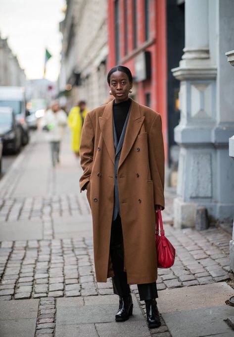 Opt For an '80s-Inspired Coat Copenhagen Street Style Winter, 80s Inspired Outfits, Copenhagen Fashion Week Street Style, Black Women Style, Fashion Week Looks, Copenhagen Street Style, Winter Mood, Copenhagen Fashion, Winter Chic