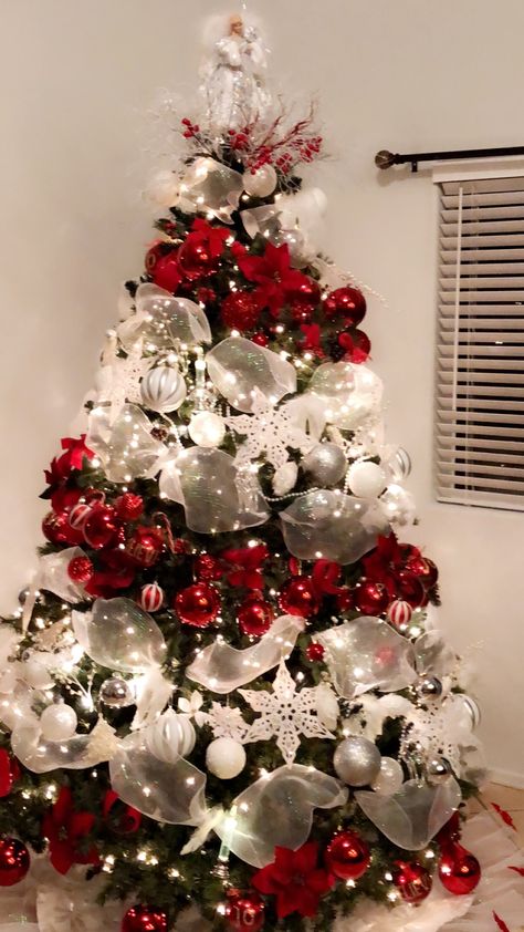 White Silver Red Christmas Decor, Christmas White Tree Ideas, Red And White Christmas Theme, Red Silver And White Christmas Tree, Red White And Silver Christmas Tree, Xmas Tree Themes, Red And White Christmas Tree Ideas, Silver And Red Christmas Tree, Christmas Tree Red And Silver