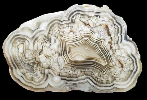 Mark Luxton - FB // "very strange combination of centripetal inner festoones typical of agates and centrifugal outer festoons, perhaps, of diffusional origin" - Ingrid Kigai Laguna Agate, Magical Nature, Resin Geode, Rocks And Fossils, Geode Art, Cool Rocks, Sticks And Stones, Gadgets And Gizmos, Minerals And Gemstones