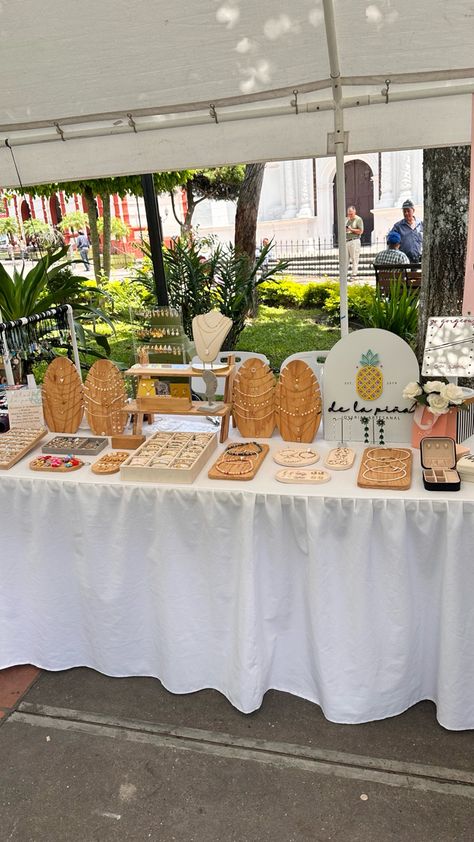 Market Table Set Up Jewelry, Pop Up Display Jewelry, Jewellery Stall Display Ideas, Jewellery Market Stall, Jewellery Display Ideas Shops, Stall Decoration Ideas, Jewelry Pop Up Shop Display Ideas, Jewellery Stall, Handmade Jewelry Display