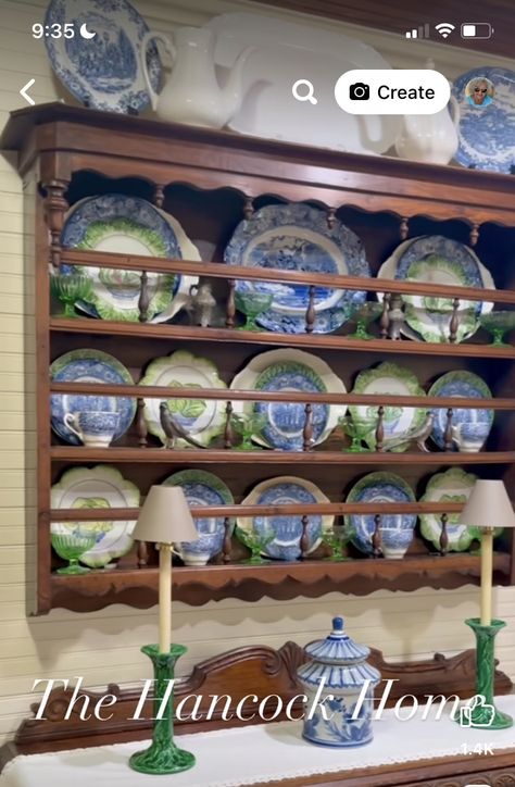 Plate Display Wall Shelf, Decorating With Blue Willow, China Pantry, Green Blue Decor, Chinoiserie Kitchen, China Cabinet Decor, Cabinet Styling, Kitchen Flat, Glass China Cabinet