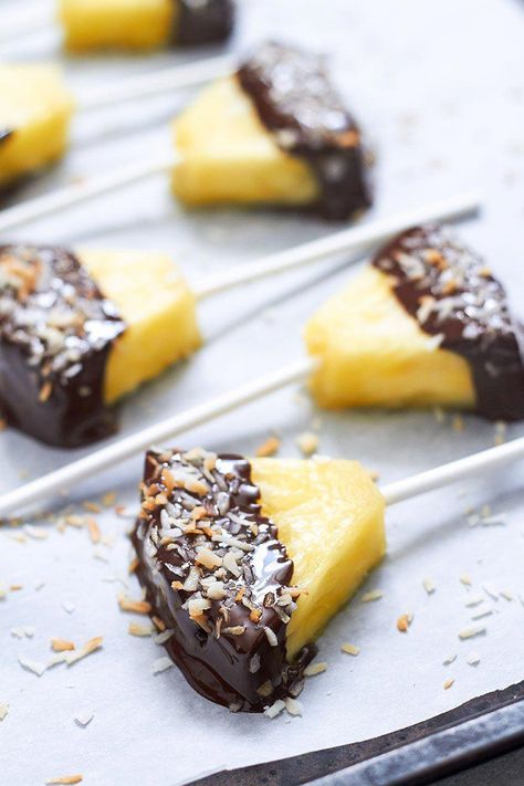 Chocolate covered pineapple pops #chocolatecoveredstrawberries Chocolate Covered Pineapple, Pineapple Dip, Sommer Mad, Healthy Food Swaps, Chocolate Covered Fruit, Food Swap, Chocolate Coconut, Chocolate Dipped, Fruit Recipes