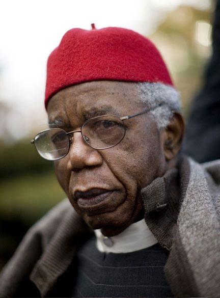 Chinua Achebe, 80,  Nigerian, Novelist. Author of the famous novel ‘Things Fall Apart’ which is the most widely read book in modern African Literature. Chinua Achebe, African Literature, Famous Writers, Woman Authors, Brown University, Famous Novels, Nobel Peace Prize, 12 October, Famous Authors