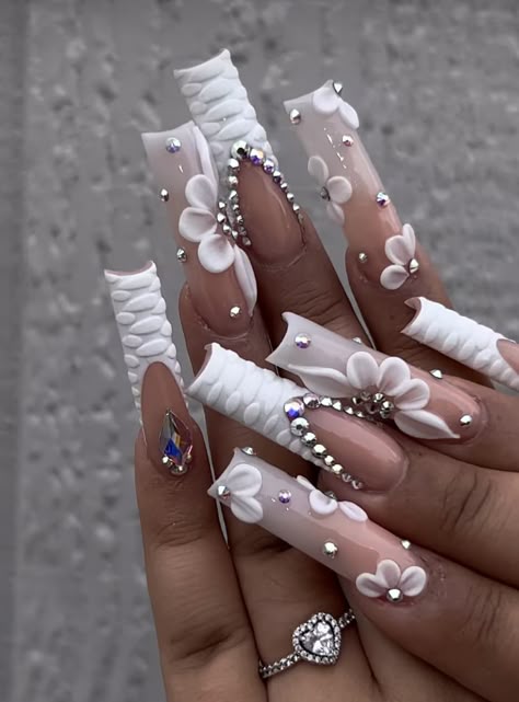 Short Coffin Flower Nails, White Nails Bling, White Bling Acrylic Nails, Quinceañera Nails, Nails For Quinceanera, Nails Art Easy, Nails Art Simple, Nail Art 2022, Design Nails Art