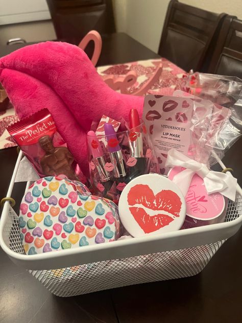 Bae Basket, Brr Basket, Valentines Basket, Diy Christmas Gifts For Boyfriend, Surprise For Girlfriend, Burr Basket, Valentines Day Baskets, Valentine Gift Baskets, Valentine Baskets