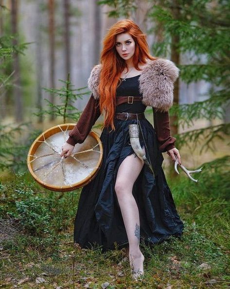 ann.siren 🌿 Larp Costume Female, Viking Cosplay, The Olsen Twins, Viking Dress, Redhead Models, Medieval Woman, Viking Women, Warrior Women, Olsen Twins