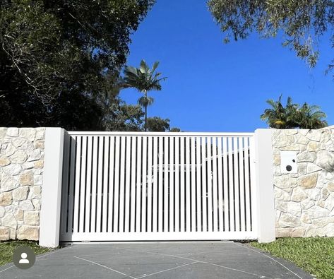 Coastal Fences And Gates, White Colorbond Fence, Coastal Fence Ideas, House Gate Design Front Entry, Front Entry Gate, Front Fences, House Front Gate, Retro Beach House, Home Fence