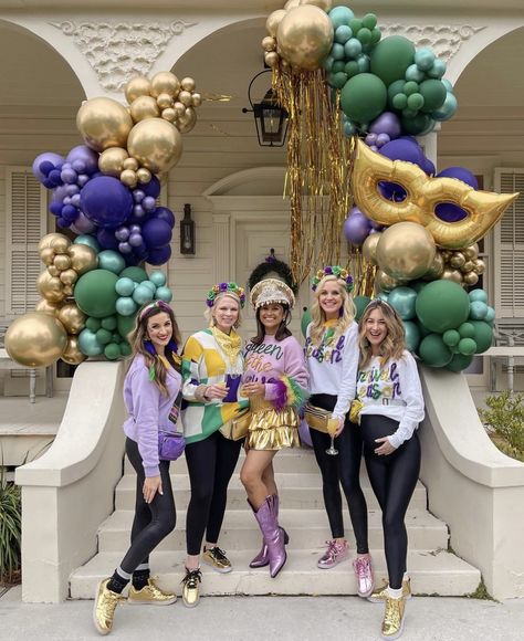 Mardi Gras Party Aesthetic, Mardi Gras Bridal Shower Ideas, Mardi Gras Engagement Party, Mardi Gras Balloon Arch, Mardi Gras Balloons, Mardi Gras Balloon Garland, Madi Gras Outfits, Mardi Gras Shirt Ideas, Mardi Gras Party Outfit