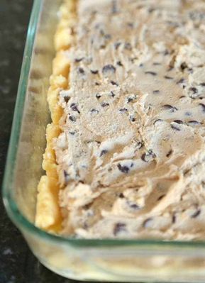 Chocolate Chip Cookie Dough Gooey Butter Bars | www.cookiesandcups.com Gooey Butter Bars, Bars Cookies, Cookies And Cups, Gooey Bars, Gooey Butter, Fat Pants, Gooey Butter Cake, Dessert Simple, Butter Bars