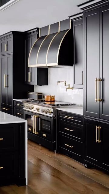 Kitchens of Instagram on Instagram: "Black & Gold kitchen is screaming luxury!! By @chateaukitchens 🖤💫 #blackkitchen #blackcabinets #blackkitchencabinets #kitchenremodel #dreamkitchen #kitchenset #kitchensofinstagram #kitchencabinets #kitcheninspiration" Top Kitchen Trends, Intentional Design, Open Concept Kitchen And Living Room, Bold Kitchen, Concept Kitchen, Kitchen Cabinet Colors, Kitchen Trends, Open Concept Kitchen, Traditional Modern