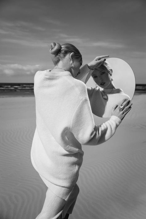 Beach Mirror Photography, Reflection Fashion, Styling Mirror, Sea Portrait, Beach Reflection, Beach Mirror, Model Concept, Poses Portrait, Portrait Nature