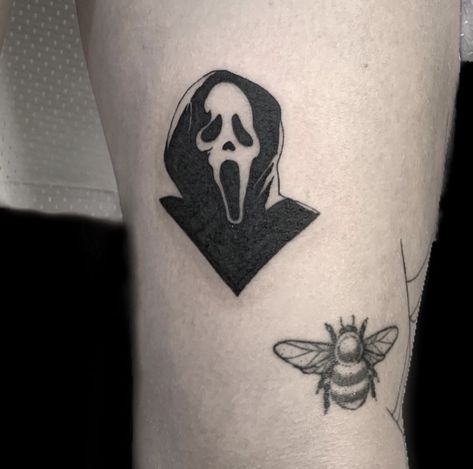 ghostface scream tattoo Ghostface Tattoo, Horror Movie Tattoos, Tatuagem Masculina Pequena, Movie Tattoos, Scary Tattoos, Creepy Tattoos, Spooky Tattoos, Red Tattoos, Horror Tattoo