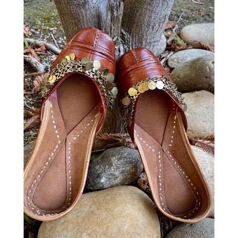 Designer Punjabi Jutti exclusively handmade using 100% Leather with double cushion inside for extra comfort.This Brown leather color is so casual and versatile. Style it with casual or formal outfits, these Punjabi Juttis are one of a kind. You can wear them from day to day, weddings, religious Indian Shoes Jutti, Punjabi Jutti Woman, Afghan Shoes, Punjabi Jutti Design, Jutti Design, Punjabi Jutti Wedding, Punjabi Juti, Indian Jutti, Gold Slippers