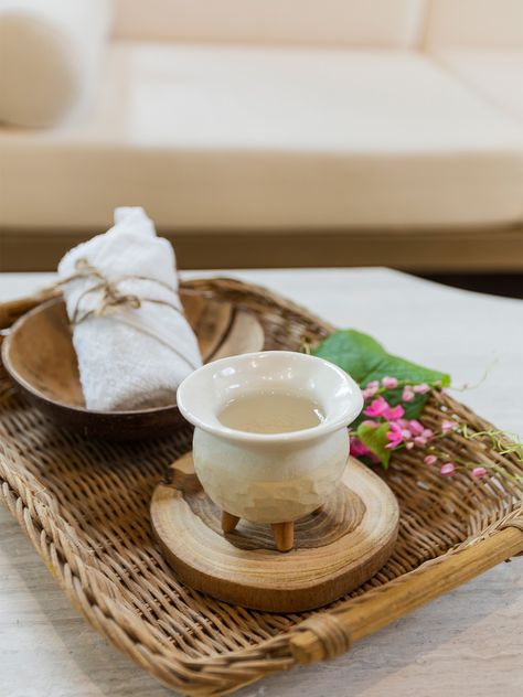 Spa Welcome Drink, Spa Drinks, Spa Esthetic, Spa Amenities, Tropical Spa, Thai Spa, Spa Room Decor, Tea Cup Design, Organic Spa