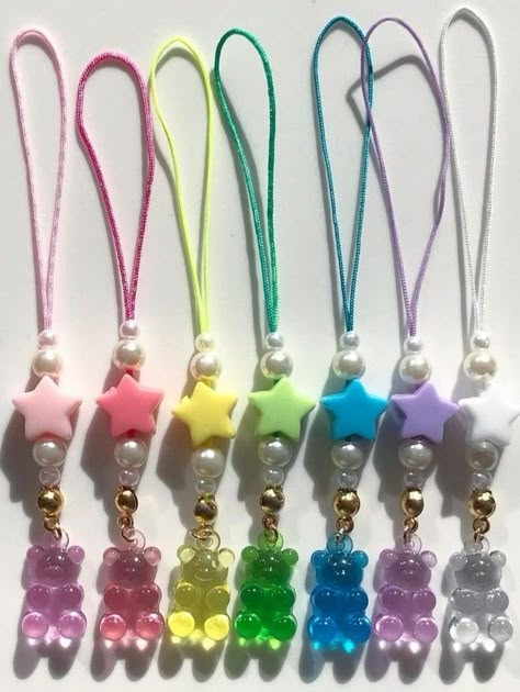 How To Make A Keychain For Your Phone, Diy Beaded Keychain Ideas, Phone Keychain Ideas, Phone Straps Beads Diy, Accesorios Aesthetic Diy, Diy Phone Strap, Things To Make With Beads, Cute Keychain Aesthetic, Beaded Keychain Diy