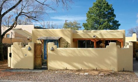 House In The Desert, Pueblo House, Southwest Architecture, Pueblo Revival, Santa Fe Style Homes, Santa Fe Home, New Mexico Homes, Adobe Home, Mud House