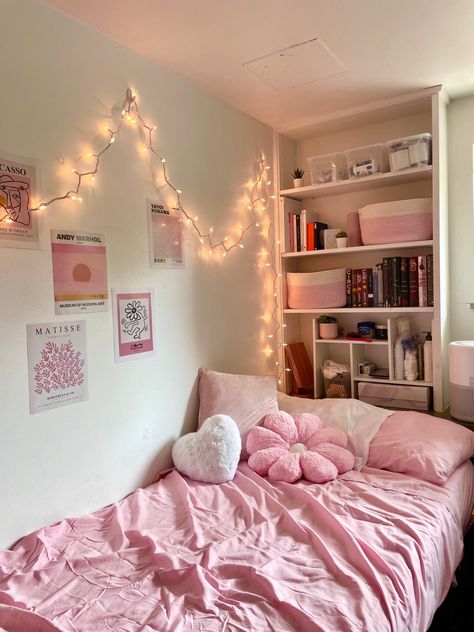 Pink Dorm Rooms, Cozy Dorm Room, Dorm Room Inspo, Dream Bedroom Inspiration, College Dorm Room Decor, Cute Rooms, Dekorasi Kamar Tidur, Dorm Room Inspiration, Dorm Inspo