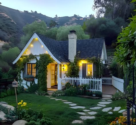 Exterior Small House Ideas, Small Cozy Houses, Small House Aesthetic Exterior, Small Urban House, Rustic House Decor Ideas, Small Cute House, Unique Tiny Houses, Small Cozy House, Cute Small House