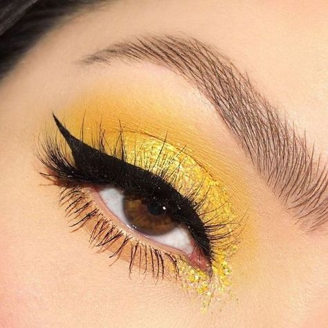 Yellow Prom Makeup Looks, Make Up For Yellow Outfit, Yellow Prom Makeup, Yellow Make Up, Yellow Makeup Looks, Yellow Eyeshadow Looks, Eyeliner Smokey, Honey Palette, Yellow Eye Makeup