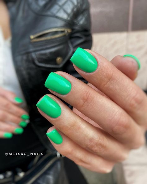 Bright Vacation Nails Short, Bright Green Pedicure, Kelly Green Nails Acrylic, Tropical Green Nails, Short Square Green Nails, Bright Green Acrylic Nails, Electric Green Nails, Tropical Nail Colors, Bright Green Nails Designs