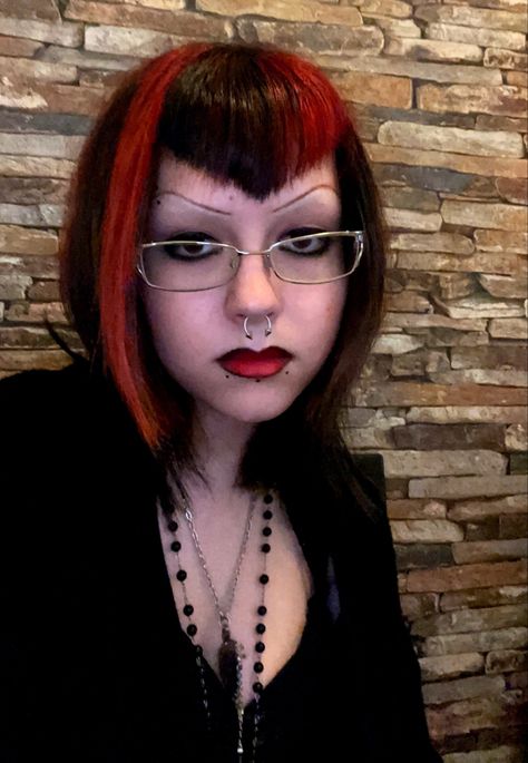 Vampires Hairstyles, V Bangs Goth Short Hair, Black Hair With Dyed Bangs, V Shaped Bangs Goth, Mall Goth Makeup 90s, Goths With Glasses, Goth Micro Bangs, V Bangs Short Hair, Mallgoth Hair