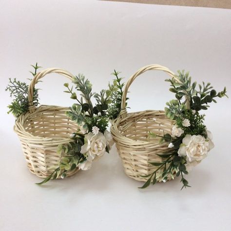 Twig Basket, Hantaran Kahwin, Dulang Hantaran, Red Flower Crown, Flower Girl Basket Rustic, Basket With Flowers, Rustic Basket, Taylor Wedding, Rustic Baskets