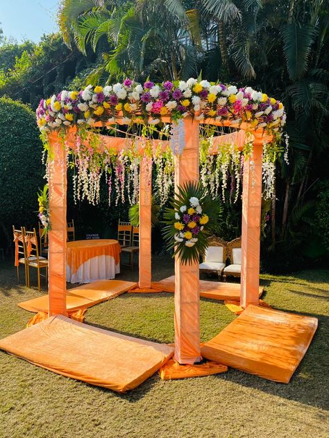 Round Mandap, Passage Decoration, Diy Wedding Arch Flowers, Wallpaper Shiva, 3d Wallpaper Shiva, Mandap Decoration, Mandap Design, Mehendi Decor Ideas, Simple Stage Decorations