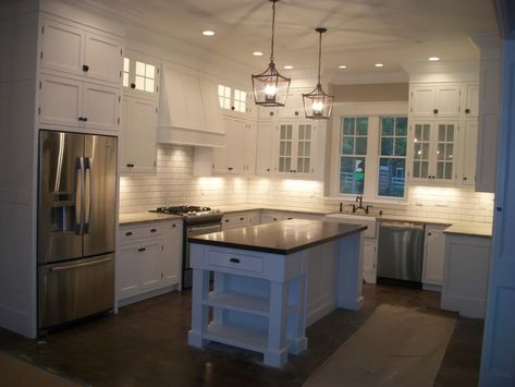 2018 High Ceiling Kitchen Cabinets - Unique Kitchen Backsplash Ideas Check more at http://www.planetgreenspot.com/2018-high-ceiling-kitchen-cabinets-backsplash-for-kitchen-ideas/ Kitchen Cabinets To Ceiling, Cabinets To Ceiling, Shaker Kitchens, Tiny Farm, Kitchen Cabinet Layout, Kabinet Dapur, Kitchen Interiors, White Kitchens, Diy Kitchen Cabinets