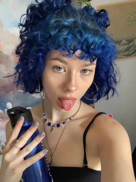 Worst Hairstyles, Blue Curly Hair, Worst Haircuts, Curly Hair Cut, Blue Hair Aesthetic, Short Blue Hair, Dyed Curly Hair, Highlights Curly Hair, Dark Blue Hair