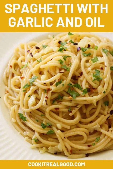 Pasta Oil And Garlic Butter Sauce, Spaghetti Aglio Olio Recipe, Olive Oil Pasta Sauce, Spaghetti Red, Roman Recipes, Olio Pasta, Traditional Italian Pasta, Garlic And Oil, Oil Pasta