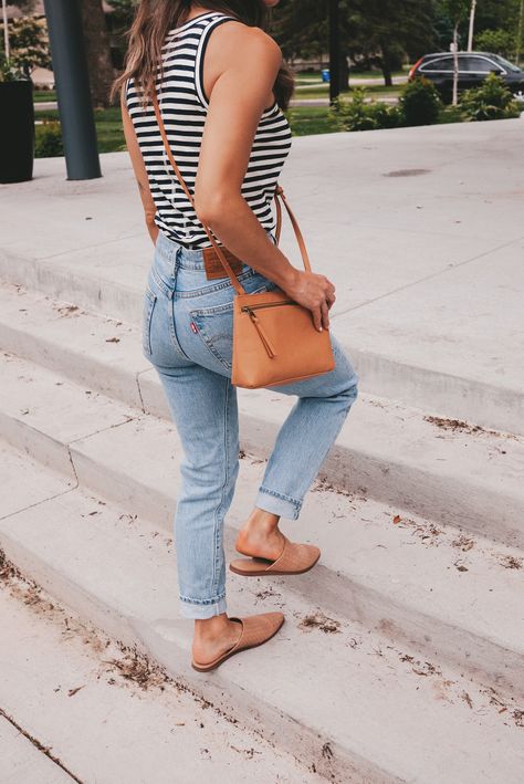 Jeans With Mules Outfit, Summer Mules Outfit, Tan Mules Outfit, Mules Shoes Outfit Summer, Mule Outfits Women, Outfits With Mules, Styling Mules, Mule Outfits, Mules Outfit