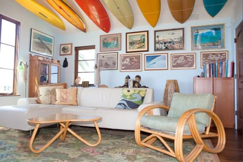 Beach Garage Ideas, Retro Beach Interior Design, Quirky Beach House, Surf Inspired Living Room, Funky Beach House, Surf Decor Living Room, Surf House Interior, Surf House Decor Interior Design, Surf Interior Design