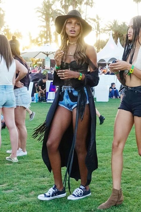 What to Wear for a Festival | HOWTOWEAR Fashion Mode Coachella, Look Da Festival, Look Short Jeans, Outfits Coachella, Outfits With Air Force Ones, Outfits Aesthetic Grunge, Outfits With Jordan 1s Fashion Styles, Cochella Outfits, Carefree Fashion