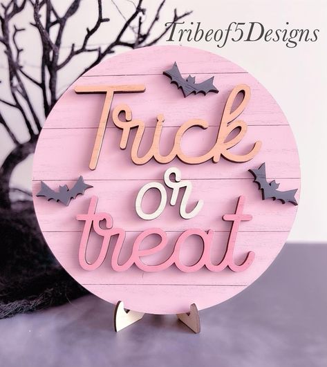 Trick or Treat Door Hanger and Shelf Sitter Front Porch Halloween Decor, Halloween Door Signs, Porch Halloween Decor, Front Porch Halloween, Porch Halloween, Welcome Wood Sign, Halloween Front Porch Decor, Door Hangers Diy, Laser Cut Wood Earrings