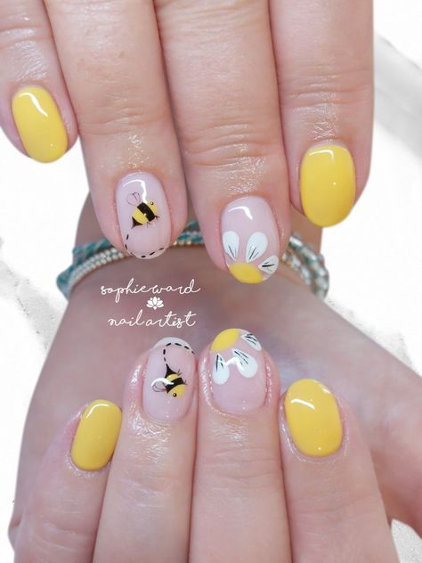 Nails With Bees, Winnie Pooh Nails, Nails Bees, Bee Nails Design, Bumblebee Nails, Insect Nails, Bee Nail Designs, Bumble Bee Nails, Unique Nail Art Designs