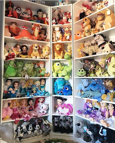 Disney Themed Rooms, Casa Disney, Disney Bedrooms, Disney Room Decor, Disney Stuffed Animals, Disney Rooms, Images Disney, Disney Home Decor, Disney Plush