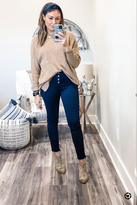 Tan Sweatshirt Outfit, Tan Sweater Outfit, Beige Sweater Outfit, Work Fits, Fall Family Pictures, Family Picture Outfits, Sweater Outfit, Tan Sweater, Sweatshirt Outfit