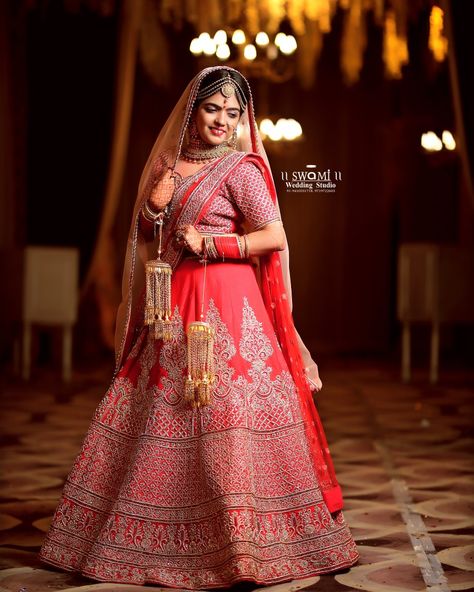 Single Poss Girl Wedding, Bridal Lehenga Poses, Bride Closeup Poses, Bridal Single Poses, Single Bride Poses Indian Wedding, Bride Poses Single, Bride Solo Poses Indian Wedding, Singal Dulhan Pose, Reception Bride Poses