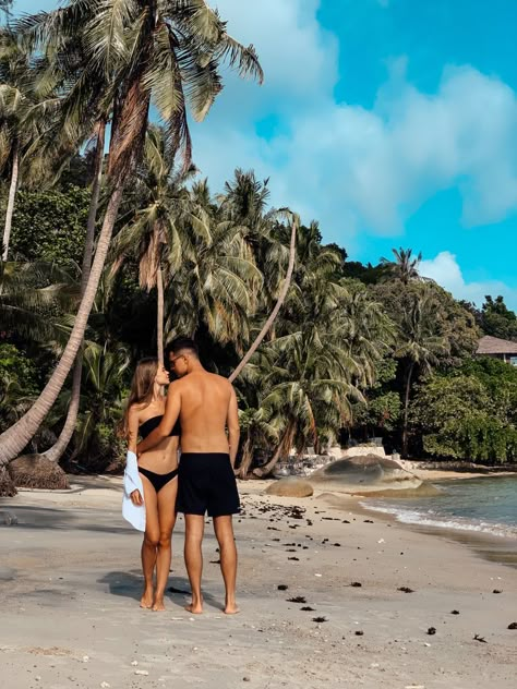 Couple Poses Holiday, Phuket Picture Ideas, Couples Vacation Poses, Thailand Couple Pictures, Resort Photoshoot Ideas Couple, Vacation Poses For Couples, Punta Cana Photo Ideas, Couple Photo Beach, Bali Couple Photos