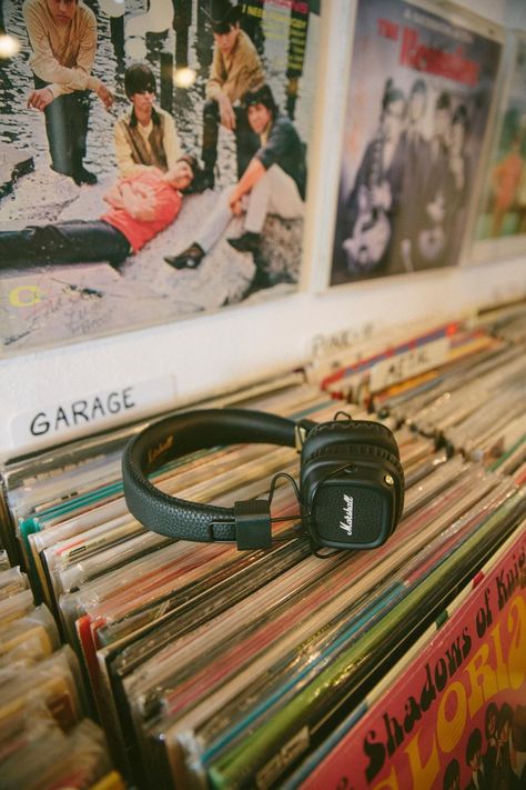 Radio Dj Aesthetic, Headphones Photography, Retro Headphone, Marshall Headphones, Vinyl Aesthetic, Girl With Headphones, Headphones Design, Sound System Speakers, Record Shop