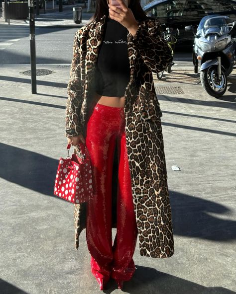 Just me and this fabulous @prada coat 🤝🫂 | Instagram Animal Print Fur Coat Outfit, Cheetah Fur Coat Outfit, Leopard Print Outfits 2024, Leopard Fur Coat Outfit, Long Trench Coat Outfit, Leopard Coat Outfit, Cheetah Coat, Prada Coat, Leopard Fur Coat