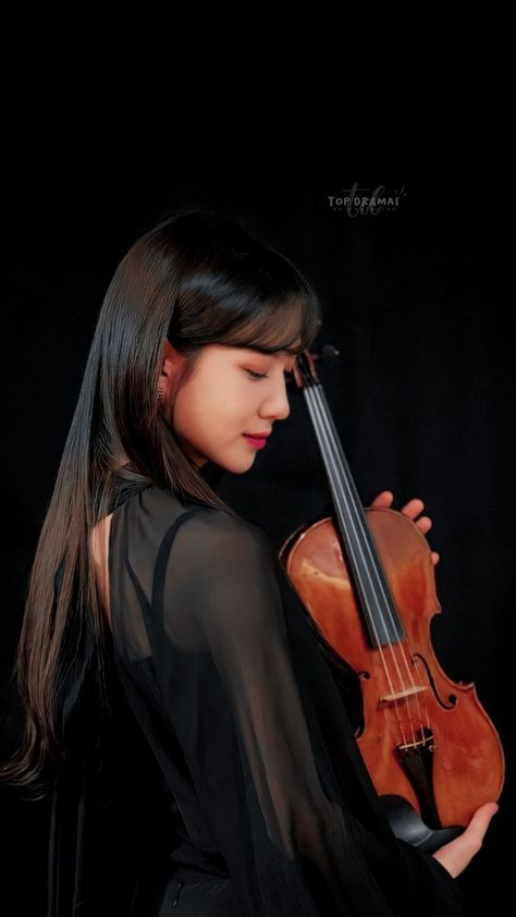 Violin Senior Photos, Musican Photoshoot, Violinist Outfit, Violinist Headshots, Violin Headshots, Violin Portrait, Violin Pose, Violin Photoshoot, Violin Pictures