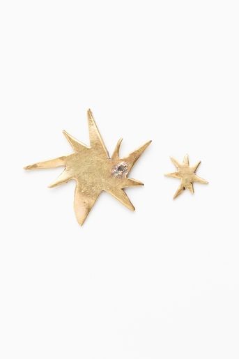 Assymetrical star burst earrings Ears Ringing, Playful Jewelry, Abstract Jewelry, Starburst Earrings, Star Motif, Asymmetrical Earrings, Jewelry Scarves, Mismatched Earrings, Things I Adore