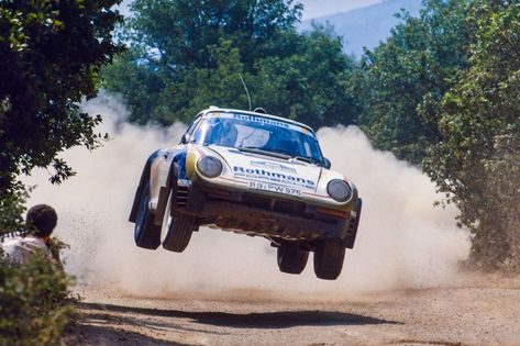 DPPI images on Instagram: “A flying Porsche 959 in the Rallye des Pistes 1986 📸 Picture DPPI #porsche #rallye #rally #1986 #jump #dust #rothmans” Porsche 959 Rally, Rothmans Racing, Porsche Rally, Retro Rally, Paris Dakar Rally, Porsche 959, Porsche Racing, Aesthetic Cars, Dakar Rally