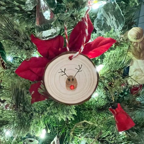 Thumb Print Reindeer Ornaments, Rudolph Ornaments Kids, Thumbprint Snowman Ornament, Finger Print Reindeer Ornament, Reindeer Thumbprint Craft, Kids Thumbprint Ornaments, Fingerprint Reindeer Ornament, Finger Print Reindeer, Thumbprint Ornaments Diy