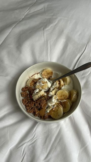 Yoghurt Peanut Butter, Healthy Yogurt Bowls Aesthetic, Muffin Yogurt Bowl, Greek Yogurt Aesthetic, Yogurt Bowl Aesthetic, Yogurt Bowl Ideas, Banana Greek Yogurt, Greek Yogurt Bowl, Chia Bowl