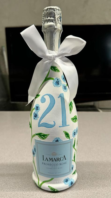 Lamarca Prosecco, Birthday Wine Bottles, 21st Bday Ideas, Liquor Bottle Crafts, Birthday Painting, Hand Painted Wine Bottles, Giving Gifts, Painted Bottle, Painted Wine Bottles