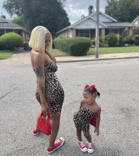 Mommy And Me Outfits Black People, Matching Mommy Daughter Outfits, Mommy Daughter Photography, Mommy Daughter Photoshoot, Mommy Daughter Pictures, Kid Birthday Outfits, Cute Family Pictures, Mom Daughter Outfits, Mommy Daughter Outfits