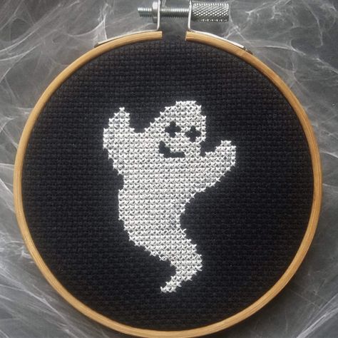 Cross Stitch Pumpkin, Ghost Cross Stitch, Stitch Pumpkin, Halloween Cross Stitch Charts, Celtic Cross Stitch, Cross Stitch Halloween, Ghost Witch, Halloween Cross Stitch Patterns, Stitch Halloween